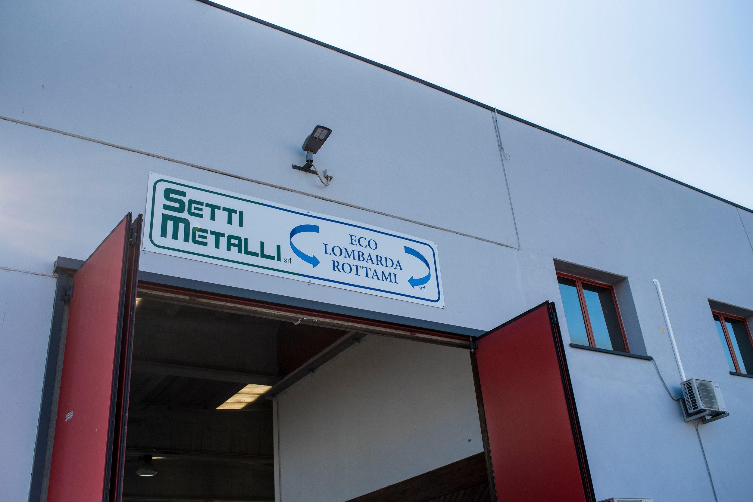 Ingresso del capannone di Setti Metalli a Dorno (PV).