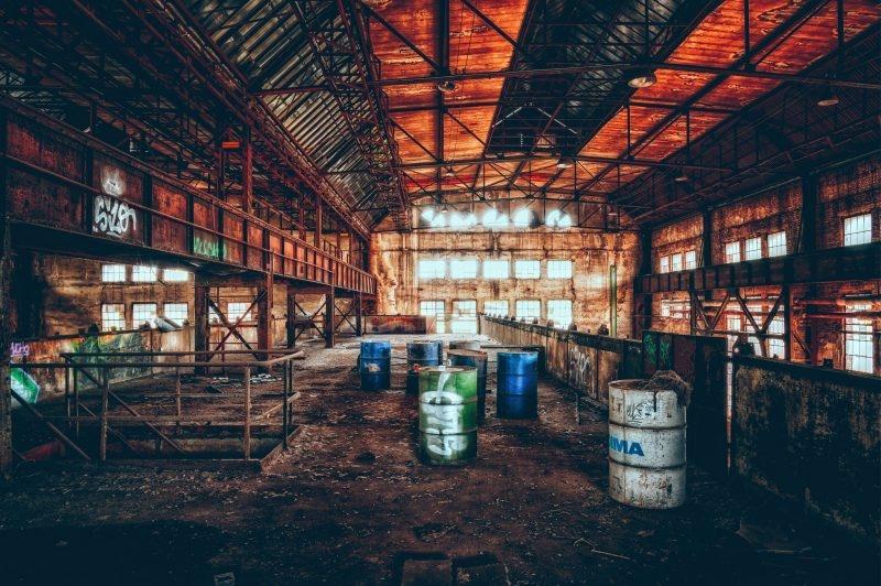 Rifiuti tossici in un capannone di una fabbrica abbandonata.