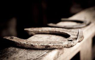 Ferri di cavallo su un asse di legno, ottimo materiale per il recupero dei metallli.